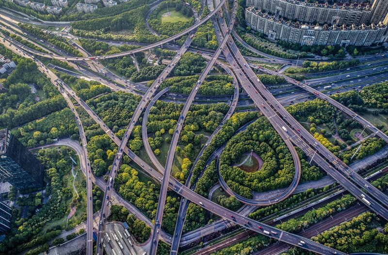 Изогнутые эстакады и многополосные магистрали пересекаются в Шанхае.