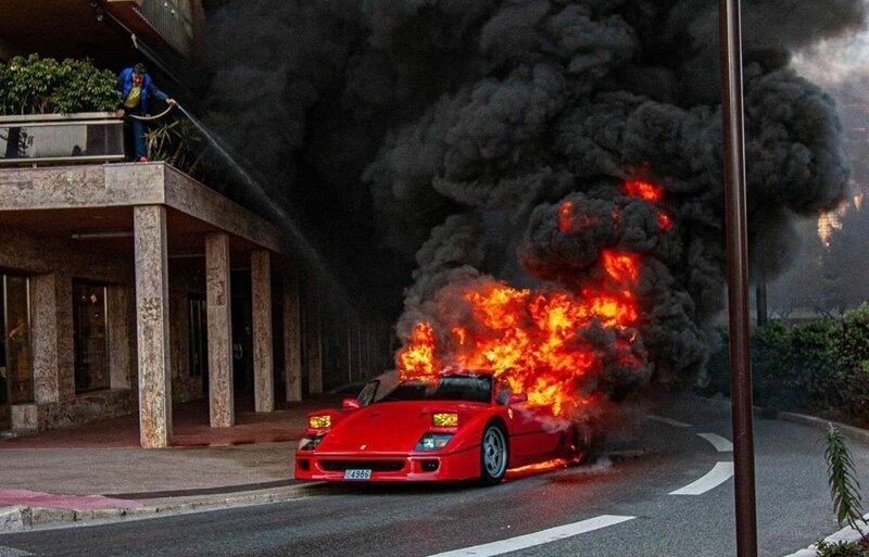 Ferrari F40 в огне: один из самых культовых суперкаров сгорел в Монако