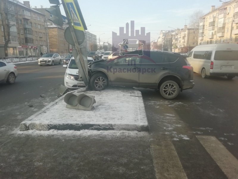 Светофор «спас» пешеходов от травм в Красноярске
