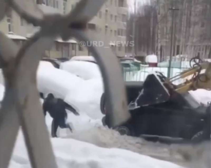 В ХМАО водитель «Нивы» устроил комичное противостояние со снегоуборочной машиной