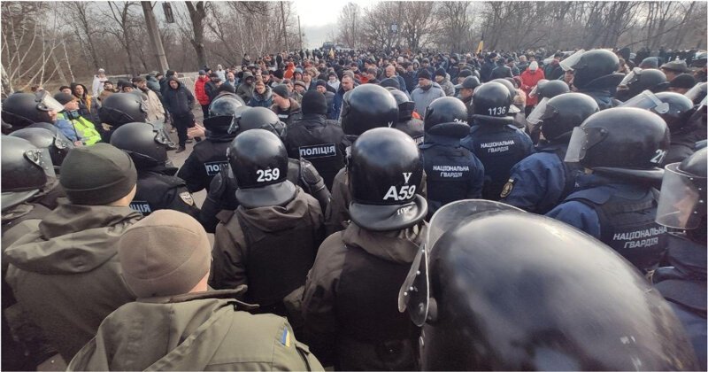 Украинцы начали устраивать протесты из-за приезда эвакуированных из Китая граждан