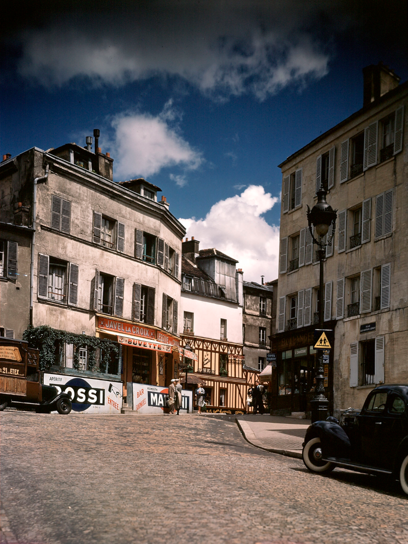 Извилистая, гористая улица парижского района Монмартр.