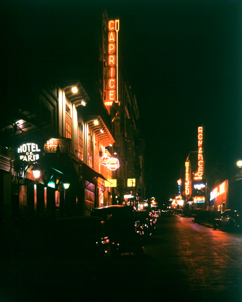Ночные огни клубов и отеля de Paris на улице в районе Монмартр.