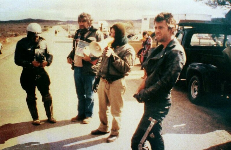 Кадр со съёмок фильма "Безумный Макс 2: Воин дороги", 1981 г.