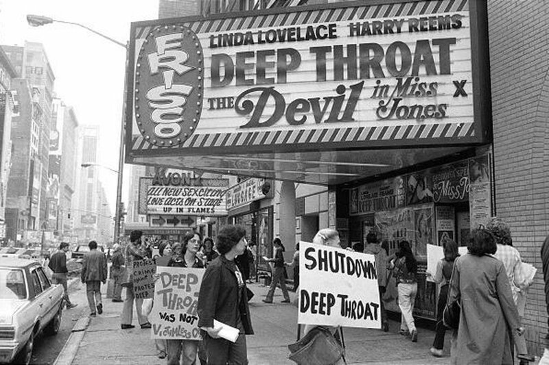 Акция протеста у кинотеатра, демонстрирующего порнофильм "Глубокая глотка", 1972 год, Нью–Йорк 