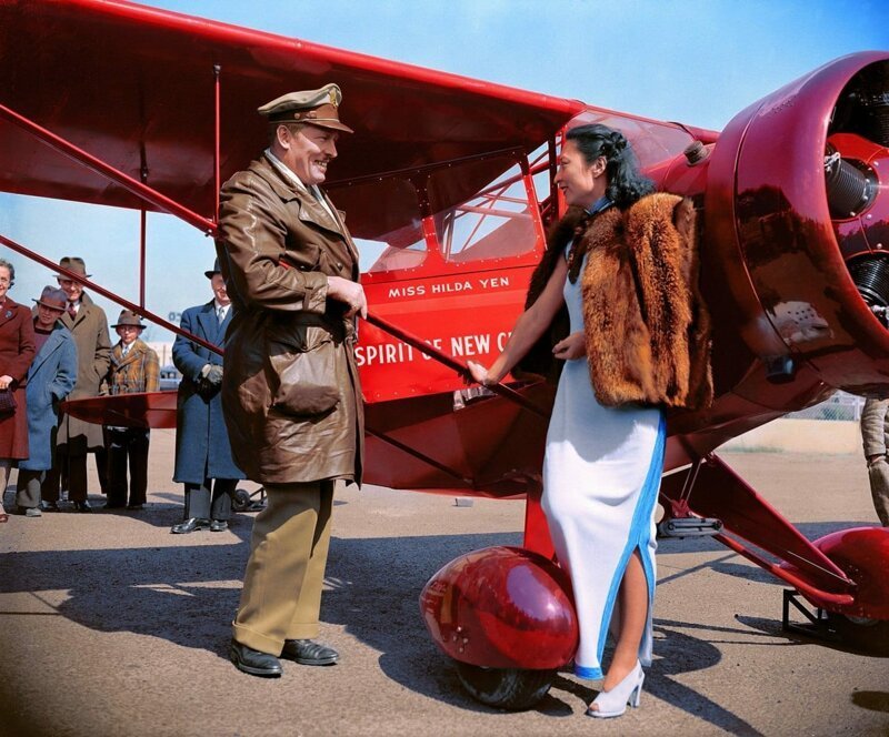 Китайская летчица Хильда Ён принимает в дар новый самолет от полковника Роско Тёрнера, Вашингтон, округ Колумбия, 1939 год. 