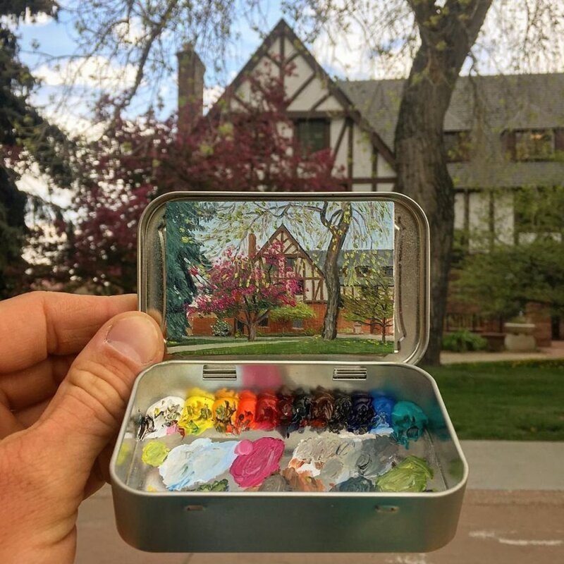Художник рисует мини-копии пейзажей в коробочках из-под леденцов