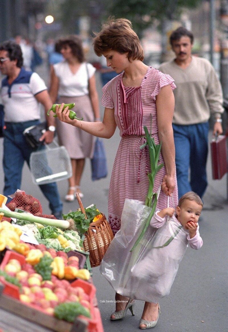 Фото мамы и дочки, сделанное в 1987 году на рынке в Будапеште