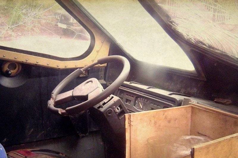 Снимки забытого инкассаторского бронеавтомобиля «РАФ-Лаббе» сделаны год назад в Подмосковье