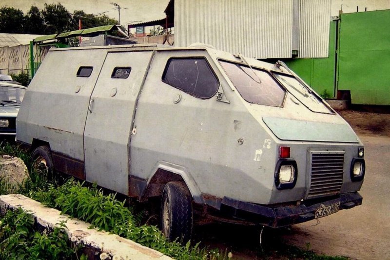 Инкассаторский броневик из СССР на шасси советского микроавтобуса РАФ