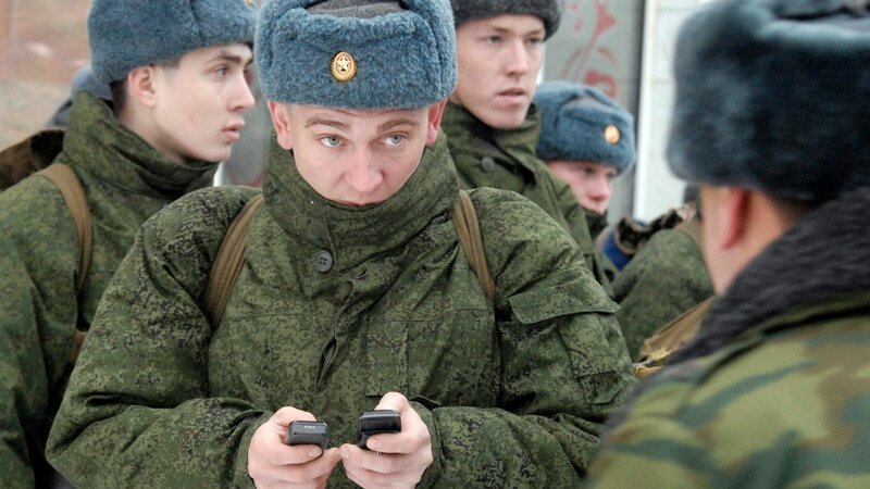 На Урале смартфоны провинившихся солдат прибили гвоздями к доске позора