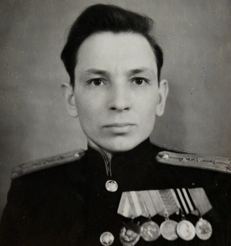 После войны Алексей Петрович окончил медицинскую академию и всю жизнь работал военным врачом