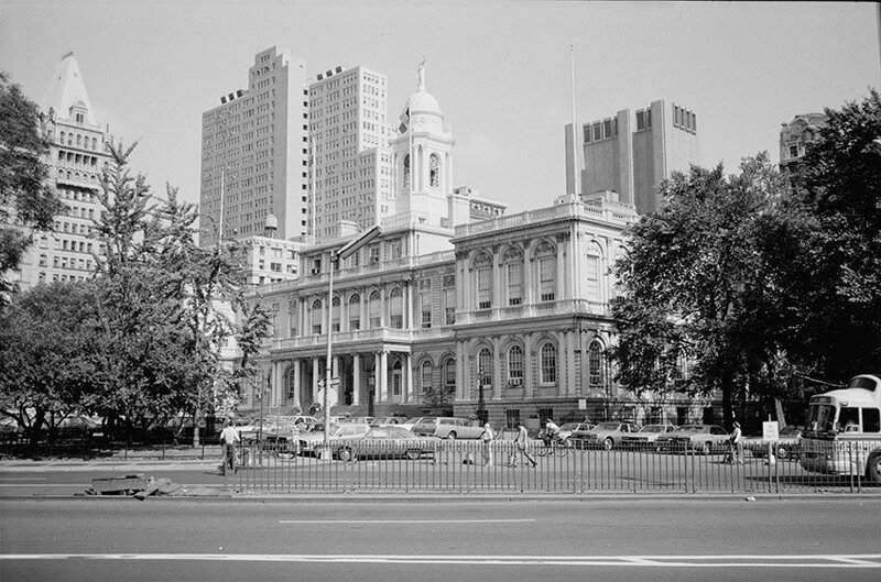 1819 и 2013 год. Ратуша Нью-Йорка — административное здание в Нижнем Манхэттене, построенное в 1812 году.