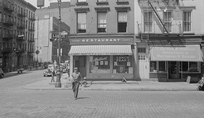 1938 и 2013 год. Человек пересекает Первую авеню на Верхнем Ист-Сайде во время Великой депрессии.