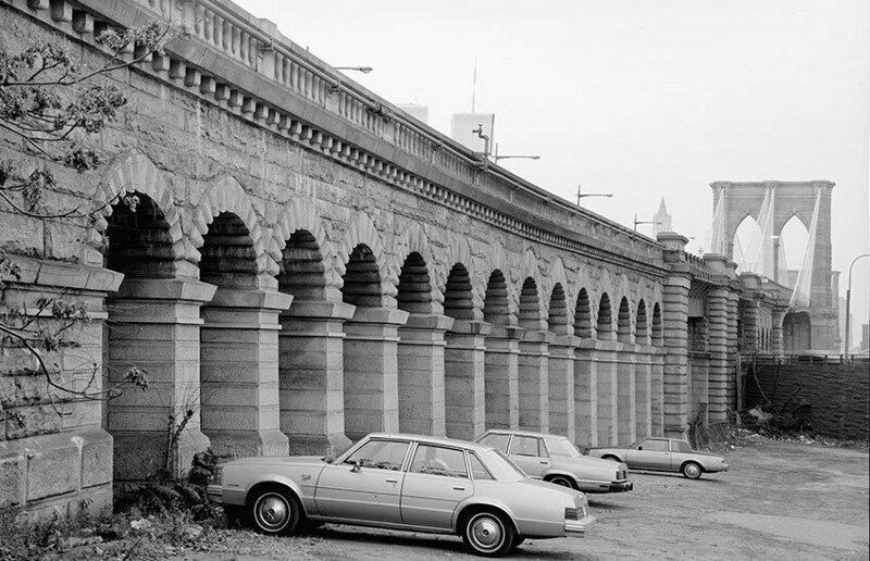 1982 и 2013 год. Бруклинский мост (Brooklyn Bridge) — один из старейших висячих мостов в США.