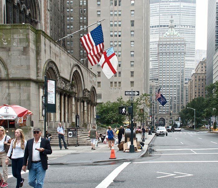 1942 и 2013 год.  Со ступенек церкви Св. Барта видно, как центральное здание Нью-Йорка возвышается над другими сооружениями на Парк-авеню.