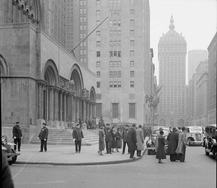 1942 и 2013 год.  Со ступенек церкви Св. Барта видно, как центральное здание Нью-Йорка возвышается над другими сооружениями на Парк-авеню.