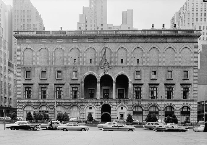 1965 и 2013 год.  Нью-йоркский клуб ракеток и тенниса на Парк-авеню был окружен небоскребами 50 лет назад.