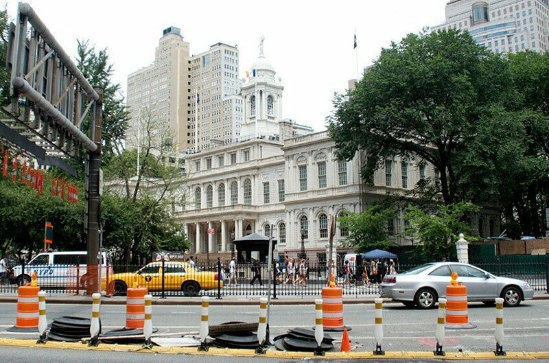 1819 и 2013 год. Ратуша Нью-Йорка — административное здание в Нижнем Манхэттене, построенное в 1812 году.