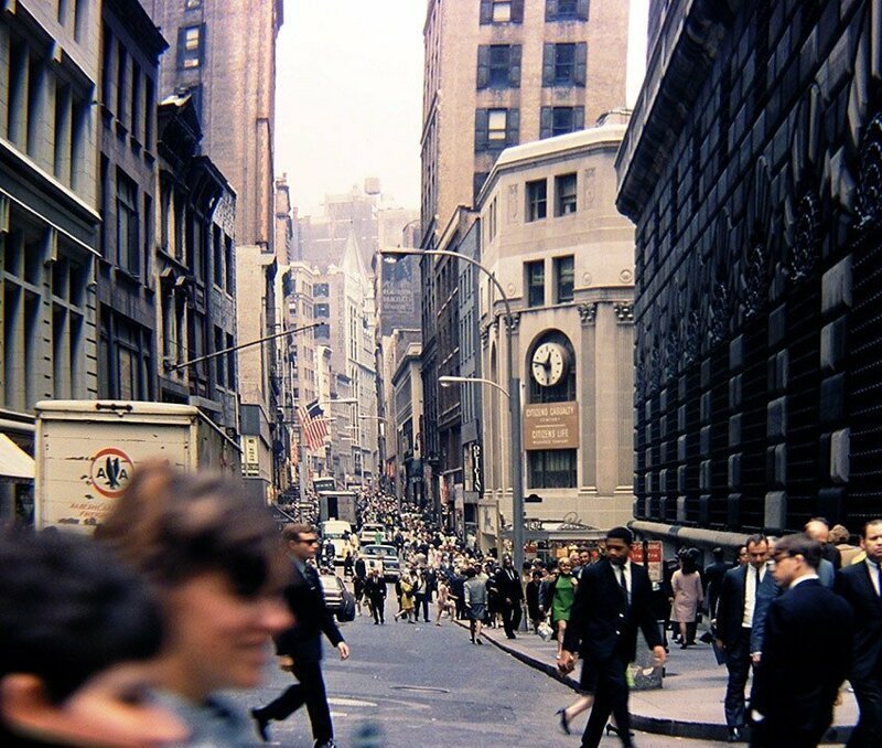 1968 и 2013 год. Нассо-стрит (Nassau Street) — улица в Нижнем Манхэттене. Изначально улица именовалась Кип-стрит. А нынешнее название получила в честь голландского принца Виллема ван Оранье-Нассау