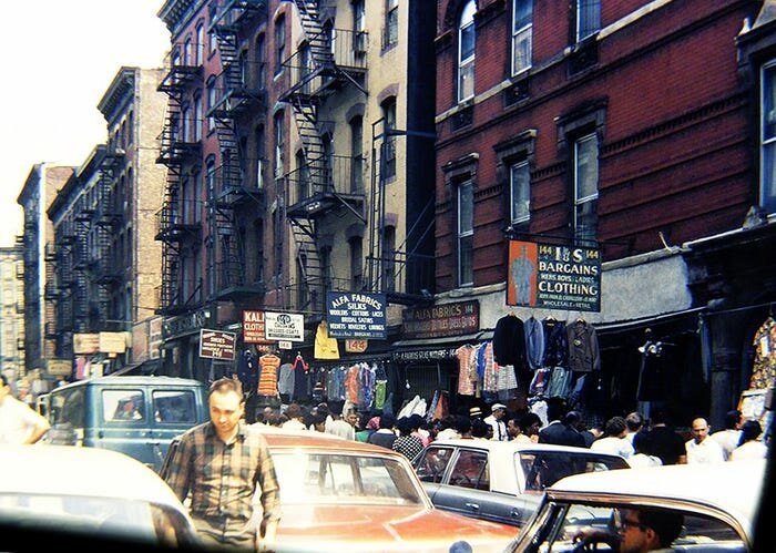 1968 и 2013 год. Орчард-стрит в центре Манхэттена была заполнена людьми и магазинами.