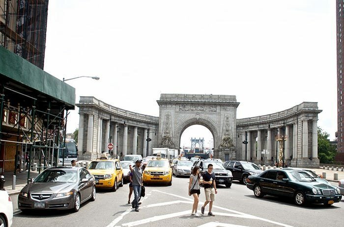 1915 и 2013 год. Арка и колоннада, которая приветствует автомобилистов на Манхэттенском мосту, была построена как часть движения «Прекрасный город»