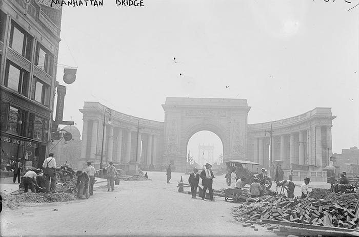 1915 и 2013 год. Арка и колоннада, которая приветствует автомобилистов на Манхэттенском мосту, была построена как часть движения «Прекрасный город»