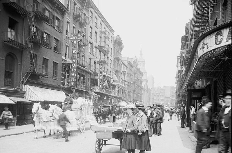 1900 и 2013 год. Мотт-стрит — первая улица в Нью-Йорке, на которой стали селиться китайцы после завершения строительства трансконтинентальной железной дороги в 1869 году. В то время это был ирландский район.