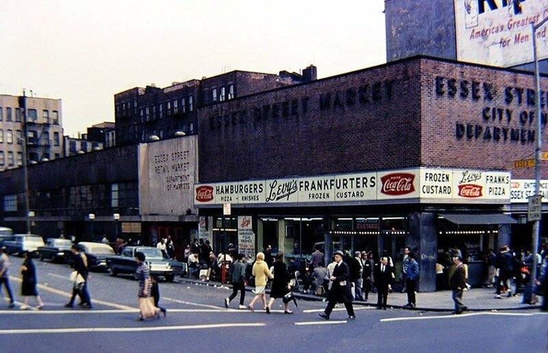 1968 и 2013 год. Нижний Ист-Сайд, район в юго-восточной части Манхэттена. Традиционно был иммигрантским, рабочим районом.
