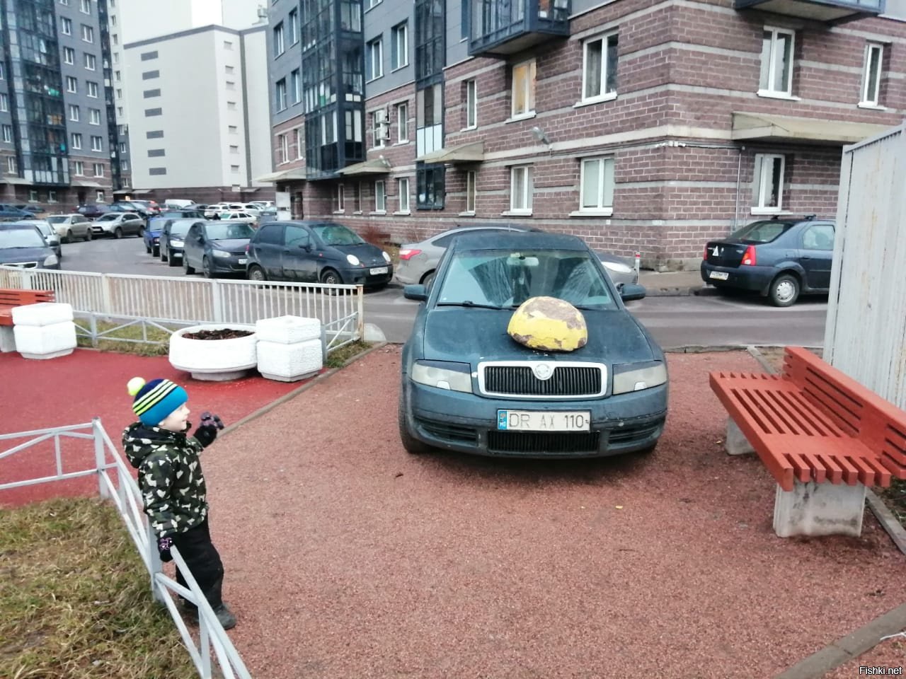 Гражданин сидоров припарковал свой автомобиль на детской. Машина во дворе. Припаркованные машины во дворе. Неправильная парковка во дворе. Машина на тротуаре.