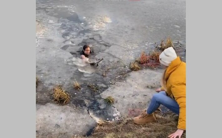 Девушка прыгнула за собакой в ледяную воду