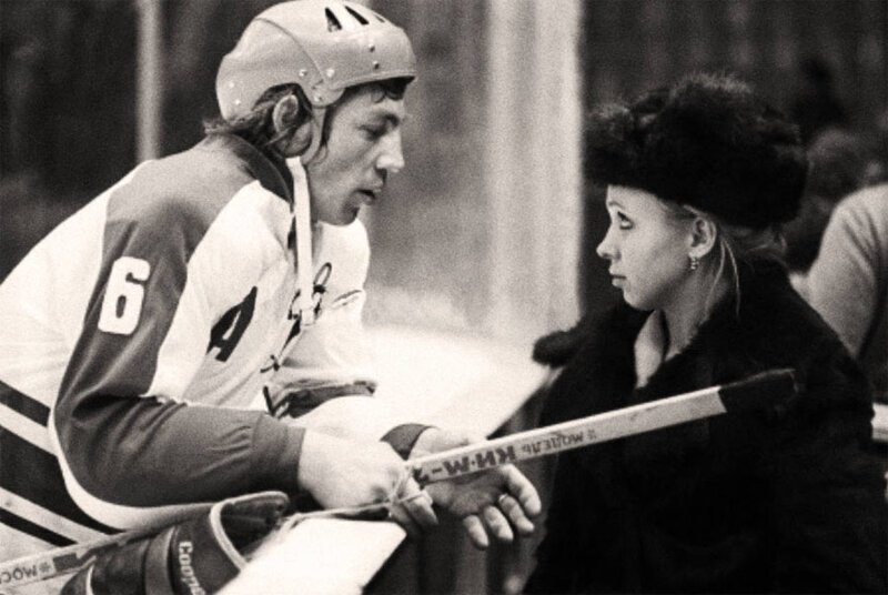 Хоккеист Валерий Васильев с женой Татьяной. 6 января 1975 года. Фото Александра Яковлева /Фотохроника ТАСС/