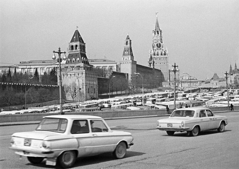 Вид на Кремль с Большого Москворецкого моста. 8 апреля 1975 года. Фото Наума Грановского /Фотохроника ТАСС/