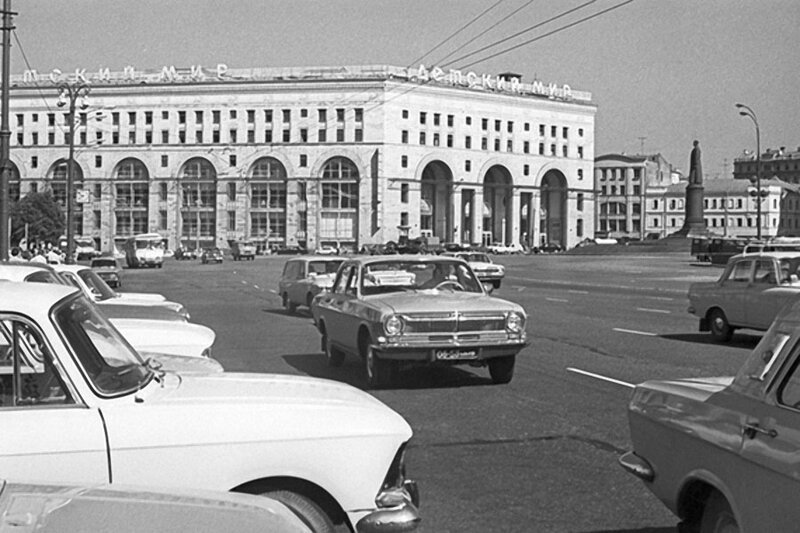 Здание универмага "Детский мир " на площади Дзержинского в Москве. 4 июля 1975 года. Фото Наума Грановского /Фотохроника ТАСС