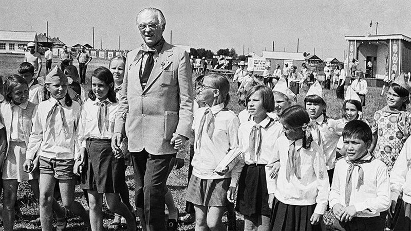 Поэт Сергей Михалков среди школьников в пионерском лагере имени Вали Котика. 1 июля 1975 года. Фото И. Сапожкова (Фотохроника ТАСС)