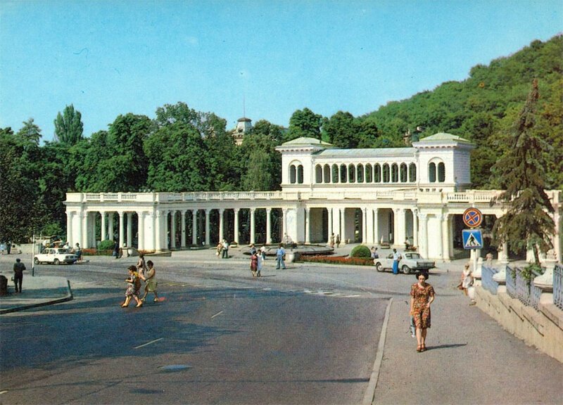 Кисловодск. Колоннада у входа в парк». 1981 год. Фото В. Панова
