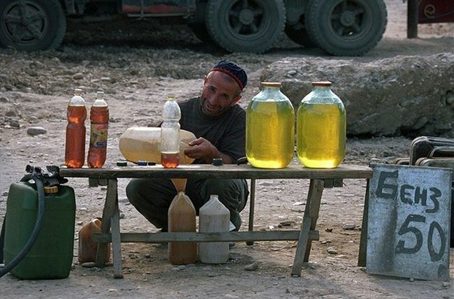 6. Стандартная картина в то время. Продажа бензина в Чечне. Конец 90-х