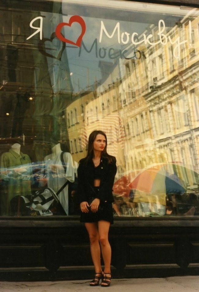 10. Девушка у витрины магазина. Москва, 1996 год