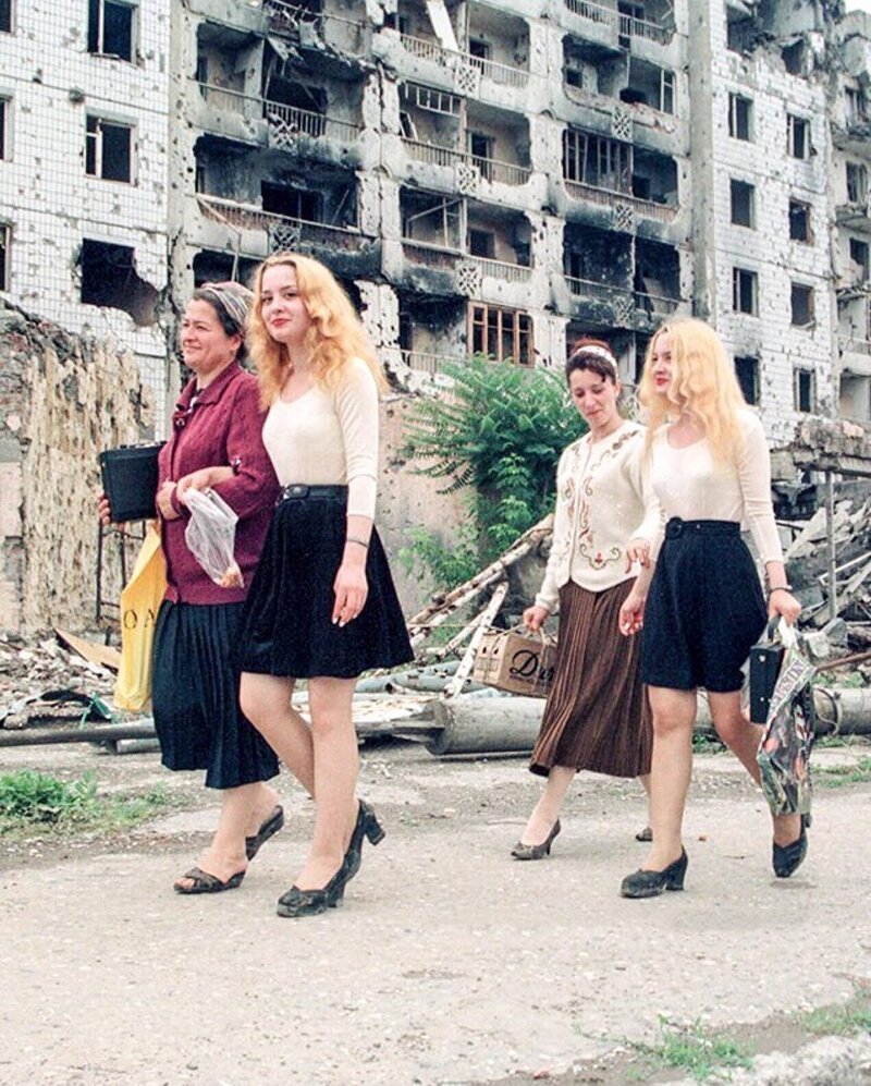 1. Близняшки Линда и Диана гуляют по разрушенному Грозному. 1998 год
