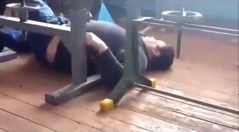 В Татарстане пьяный учитель труда прямо на уроке упал с парты