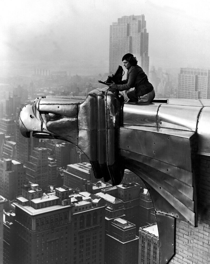 Маргарет Бурк-Уайт на крыше Крайслер-билдинг, 1934 год. Автор снимка Оскар Граубнер.