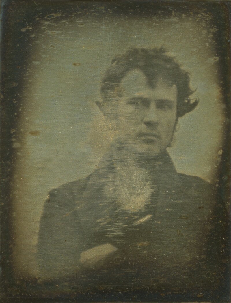 Первый из когда-либо созданных селфи – автопортрет фотографа Роберта Корнелиуса, дагерротип, 1839 год.