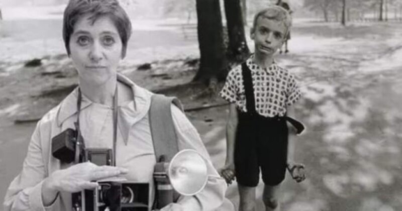 Диана Арбус, ее звали фотографом фриков, т.к. она находила и фотографировала необычных людей. Еее знаменитое фото "Мальчик с гранатой в руке"