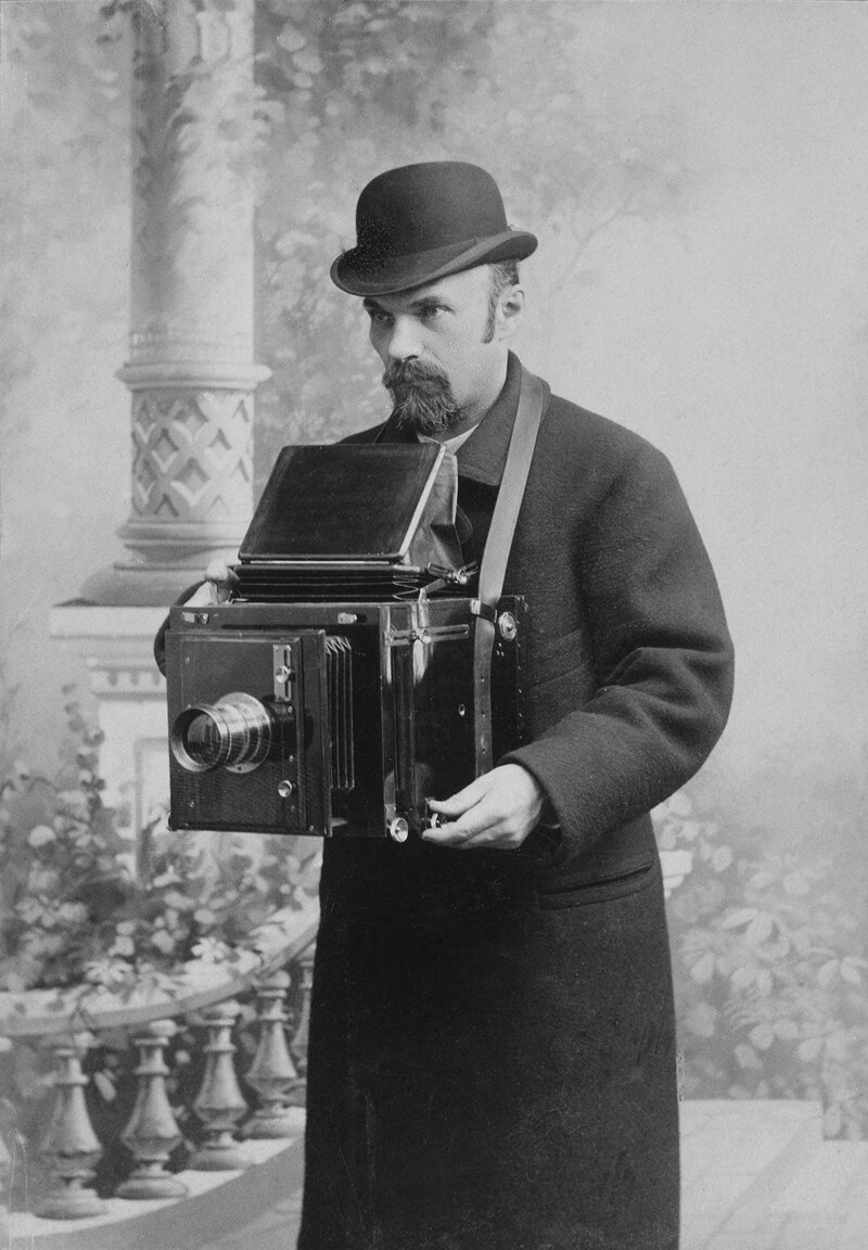 Карл Карлович Булла (1852 - 1929) — владелец фотоателье в Санкт-Петербурге, вошедший в историю как «отец российского фоторепортажа».