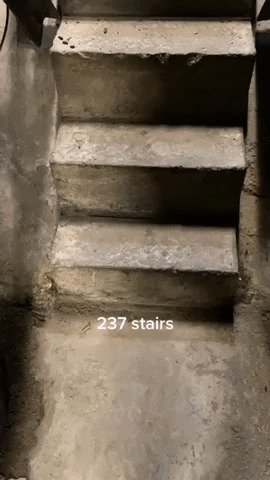 Лестница с 237-ю ступеньками, но если посмотреть вверх, то она превращается в коридор