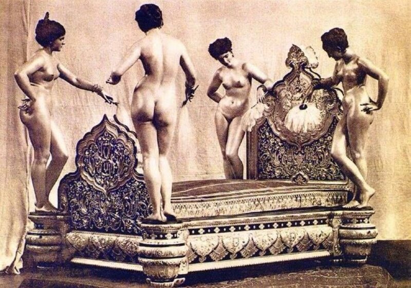 Эта палисандровая кровать была изготовлена в 1882 году в Париже, по заказу 20-летнего Саддика Мухаммада Хана IV Аббаси, наваба княжества Бахавалпур. Особые рычаги позволяли поворачивать стоящие по бокам фигуры не вставая с кровати.