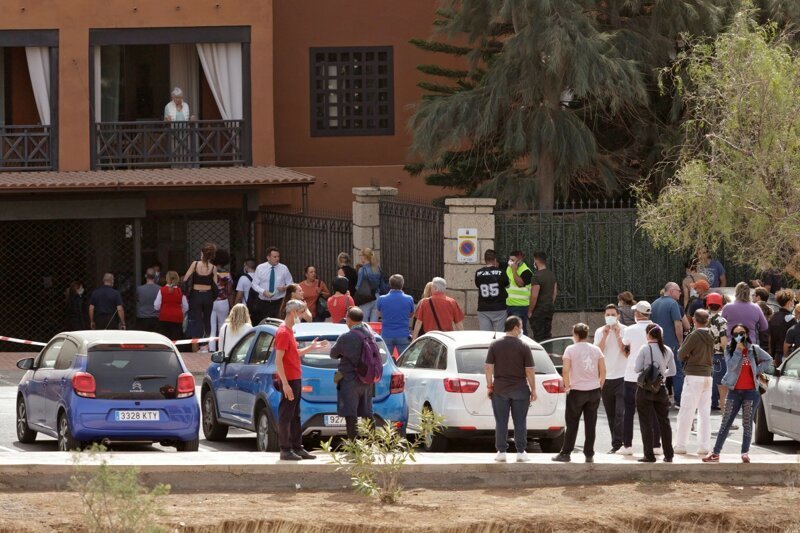 Больше сотни туристов закрыли на территории отеля из-за больного Covid-19 соседа