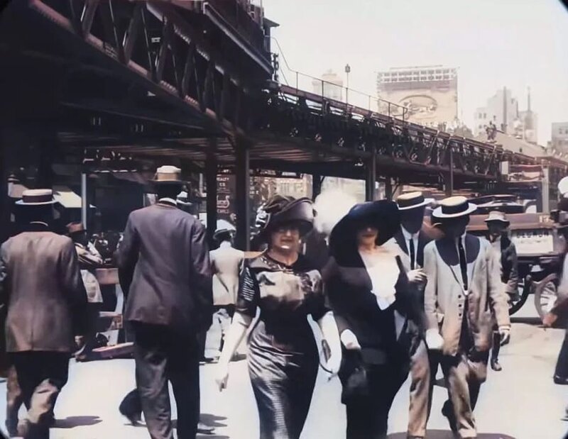 Нейросеть раскрасила и улучшила черно-белое видео 1911 года