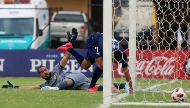 Парагвайский вратарь забил самый случайный и нелепый автогол
