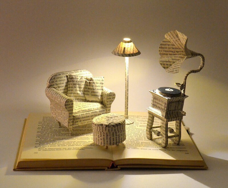 Малена Валькарсель создает из старых книг, списанных из библиотек, скульптуры